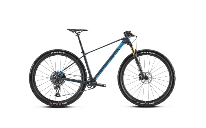  Mondraker Podium, from 8.0 kg: The sprint-strong race bike is particularly long in L with a 70 mm stem and 462 mm reach. Steering angle: 68.3 degrees.