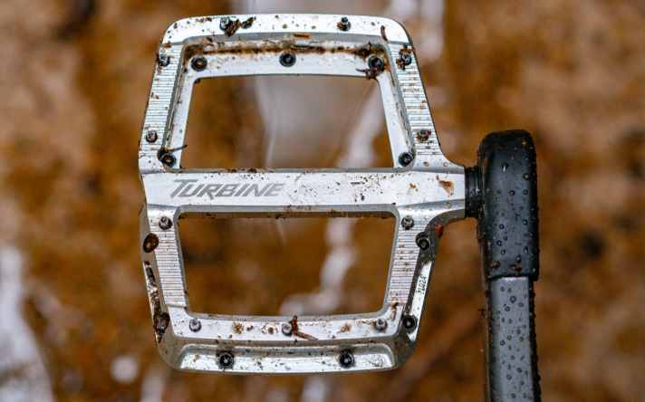 Race Face präsentiert das Turbine Flachpedal mit 3 mm Konkavität für maximalen Grip. 414 g leicht, 11 Pins pro Seite, asymmetrische Plattform. Preis: 200 Euro.