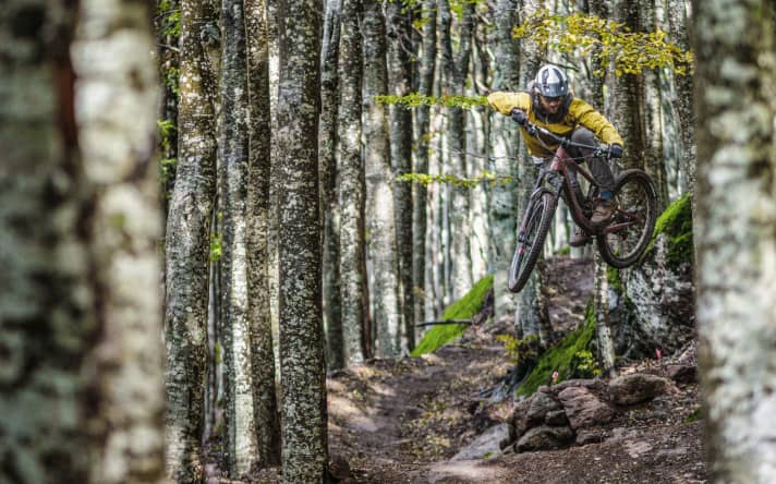Off the ground and turned in: trail hunter Max celebrates the jumps in the Amiata bike park.