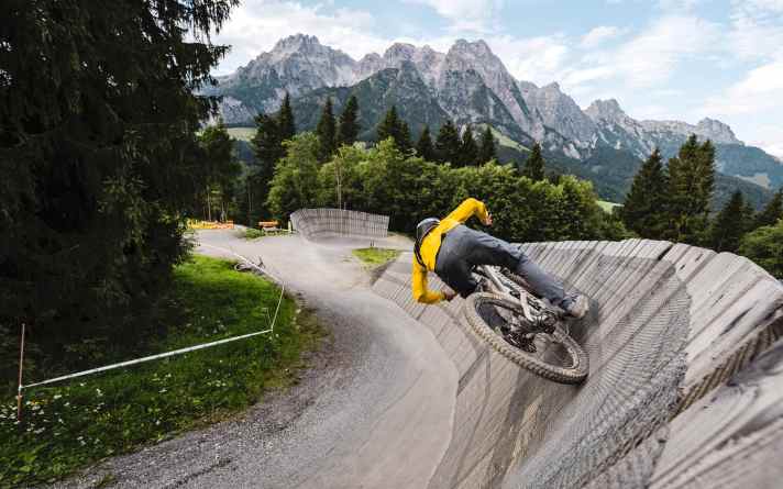 Rein in den Turn! Das Propain Spindrift in der Park-Edition auf dem Holzanlieger im Bikepark Leogang.