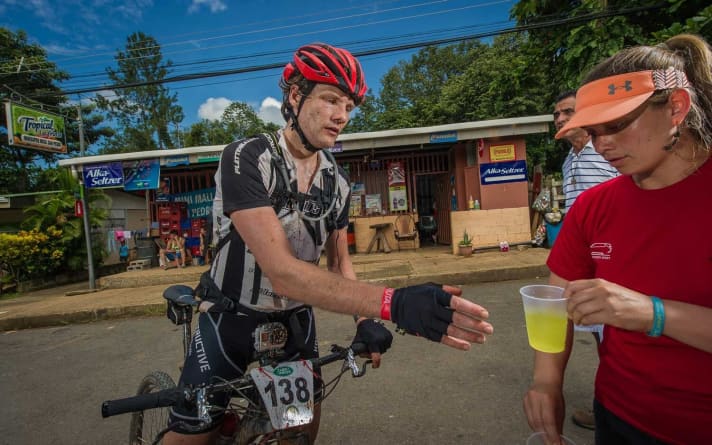   Die Versorgungsstationen entlang der Route halten die Fahrer und ihre Mägen bei Laune.