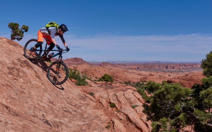   We have already tested the Ion K Lite R protector all over the world. Even in the Moab desert, it impressed us with its good wearing comfort and sensible heat management.