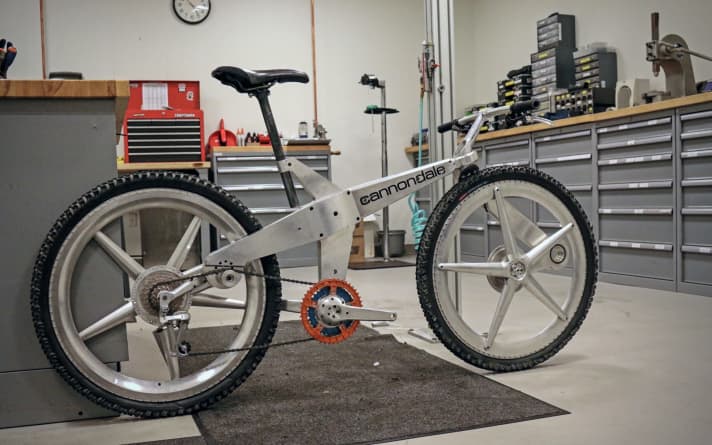   Cannondale is a pioneer when it comes to system integration. Although the spectacular V4000 from 1994 was never produced in series, many of the detailed solutions were groundbreaking: pressed bearings, single-arm forks and integrated cables only found their way into mountain bikes years later in some cases. The frame is CNC-machined and gives the V4000 a 90s UFO look. (See also interview with Murray Washburn, Global Product Marketing Cannondale, at the bottom).