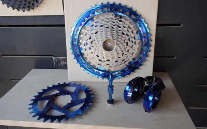 In addition to the cassette, chainring, valve and stem, there is also a colour-coordinated handlebar.