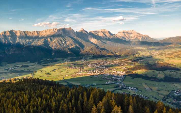 Der Ausblick vom Biberg aufs Steinerne Meer bietet gleich auf der ersten Etappe ein unvergessliches Highlight.