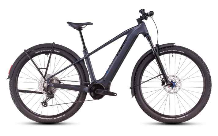 Simple but efficient: with the Cube Reaction Hybrid Pro 800 Allroad, you can also venture out into gentle terrain.