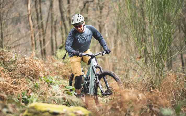 Thanks to its defined chassis, the Propain Sresh can be manoeuvred precisely through the terrain.