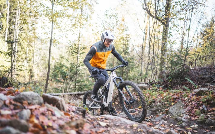 Excellent traction, but limited motor power: the Levo SL demands a spirited effort uphill.