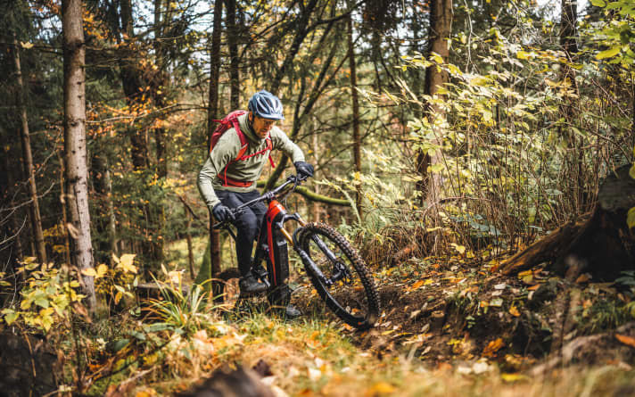 On a steep uphill with the Rotwild R.X 1000. The power delivery of the Pinion MGU is pleasant, the background noise in this riding situation unfortunately less so.