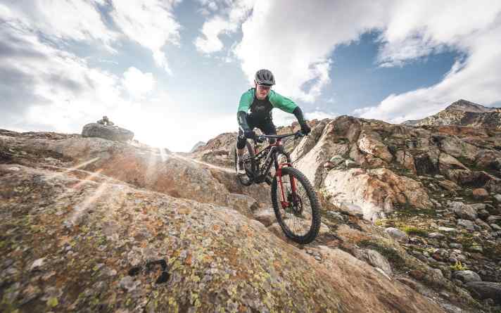 Many e-bikers have become accustomed to the motor rattling on hard impacts. With the new Bosch generation, there will finally be a lot of quieter e-MTBs.