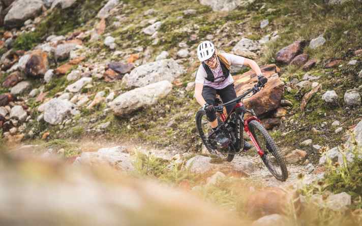 E-enduro bikes are bulldozers? Not at all! The Bulls offers great cornering and can keep the competition at bay even in tight corners.