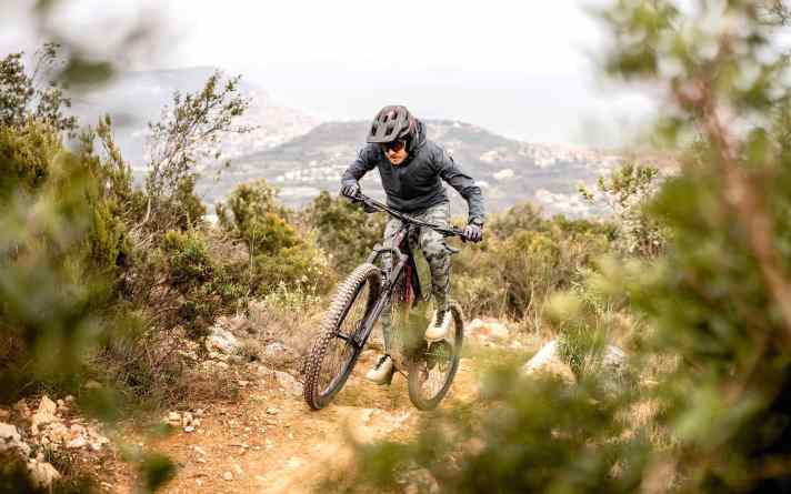 Vorderradorientierte Position und gute Kontrolle im Uphill.