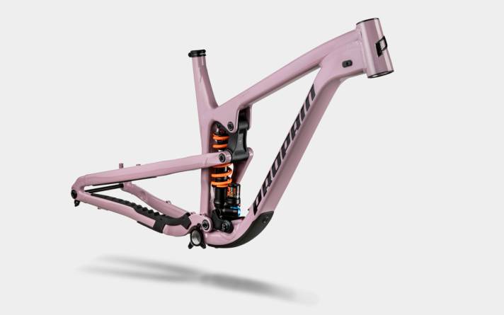 Carbon- und Alu-Modelle basieren auf demselben PRO10-Hinterbau-System. Die Geometrie der Alu-Modelle fällt kompakter aus.