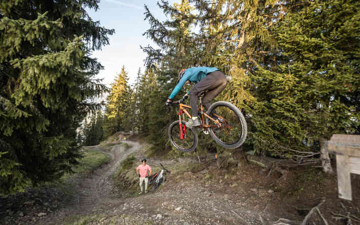 First drop with the 17-year-old bike on the Hangman course in Leogang: big eyes and bum far back!
