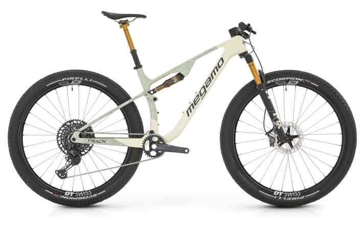 Für 5999 Euro bietet das Megamo Track 04 CW neben Dropper-Post und Carbon-Laufrädern bereits ein Fox Factory-Fahrwerk. Geschaltet wird mit einem Shimano XT Antrieb.