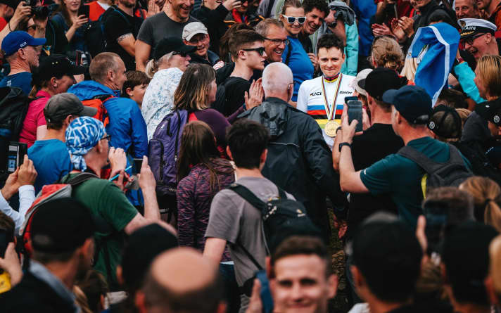Tom Pidcock: Das Multitalent aus Leeds genießt nicht nur 
zu Hause Superstar-Status. Trotz Problemen mit der Schaltung ließ 
er den zwölf Jahre älteren Nino Schurter stehen. Sein Urteil 
über die kurzfristige Regeländerungen der UCI (von der auch er 
profitierte): „Shit Show“.