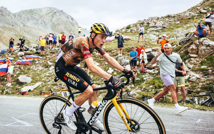 Les fans poussent Jonas Vingegaard à la victoire d'étape