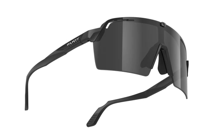 Das neue Nasenpad und die ergonomisch geformten Bügel mit weichen, rutschfesten Ultra-Grip-Enden sollen einen sicheren Sitz auch bei intensiven Bewegungen gewährleisten.