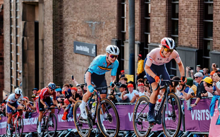 Dans son élément : Lotte Kopecky (deuxième à partir de la droite) a plus de punch que tous les autres sur les routes escarpées de Glasgow. Elle devient la première championne du monde sur route belge depuis 50 ans.