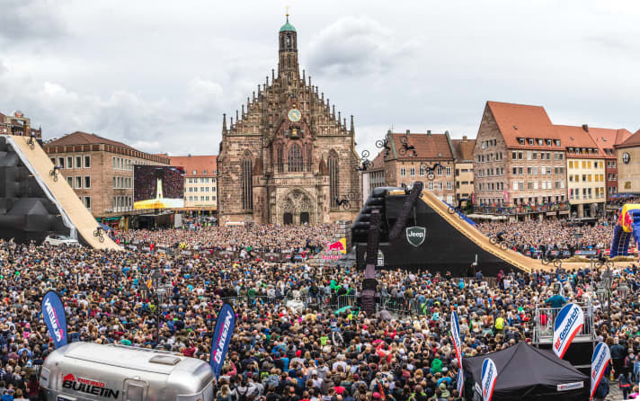 Für den letzten Big Air Jump auf dem Hauptplatz werden die Fahrer mit dem Aufzug im Rathaus nach oben befördert.