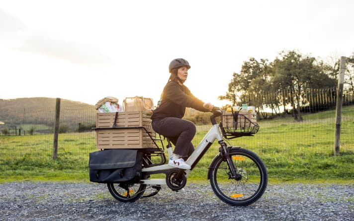 The e-cargo bike is the ideal means of transport for short distances - and not just in the city, of course.