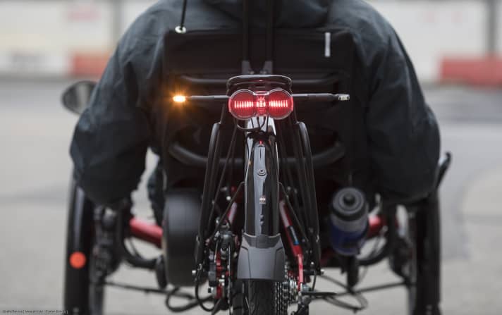 An unusual sight, but standing at traffic lights, for example, you don't have to indicate which direction you want to go. or do you?