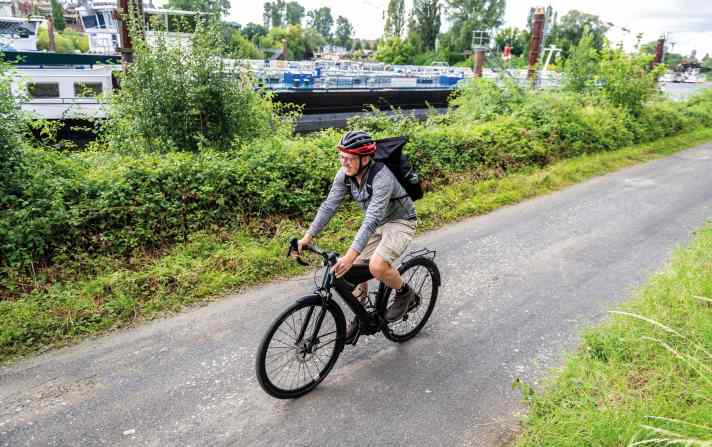 So stellt man sich die ideale Gravel-Bürostrecke vor: über abwechslungsreiche Feldwege, gern am Wasser entlang. Das Canyon ist perfekt dafür.