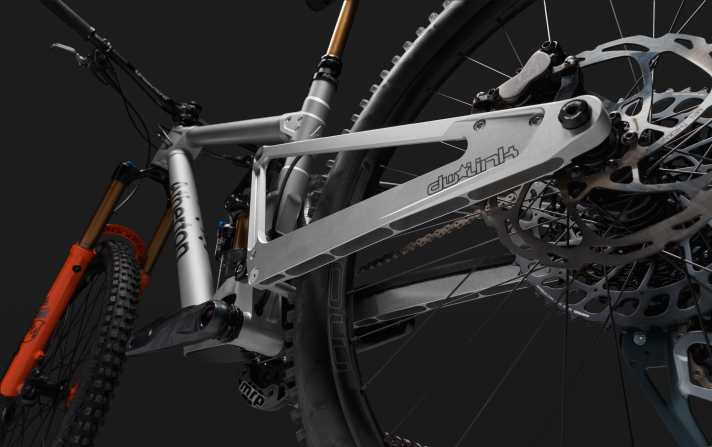 As with the Enduro S.170, the DW4 rear suspension should dominate the riding experience.  Silky smooth, responsive and efficient - according to Atherton, these are the attributes of the four-bar rear suspension design from suspension mastermind Dave Weagle. The closed rear frame triangle is connected to the main frame by two rockers that rotate in the same direction.
