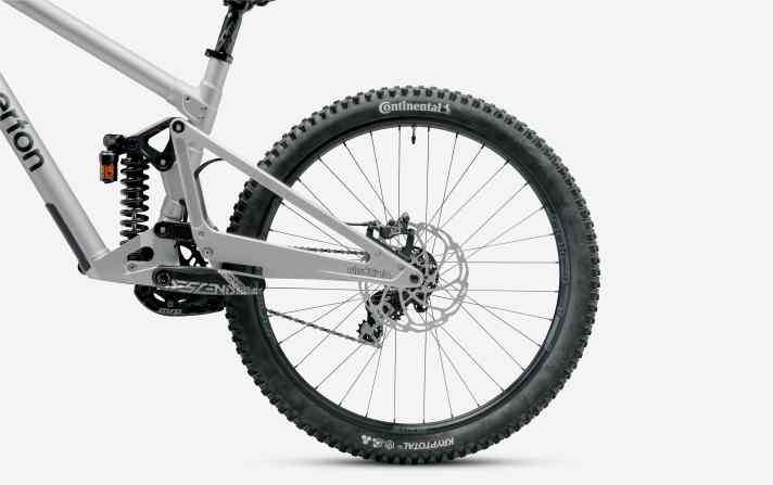 Der DW-Link-Hinterbau setzt auf ein einteiliges hinteres Rahmendreieck, das über zwei separate Wippen mit dem Hauptrahmen verbunden ist. So entsteht ein virtueller Drehpunkt.