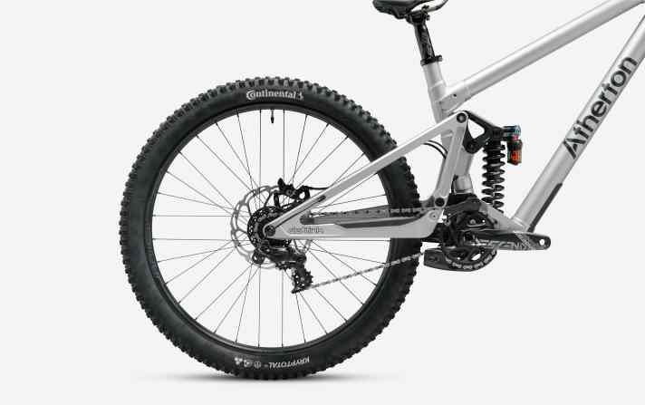 Der Hinterbau des S.200 besteht aus einem einteiligen CNC-gefrästen Teil. Am Hauptrahmen werden die Alu-Rohre in gefräste Verbindungsstücke geklebt.