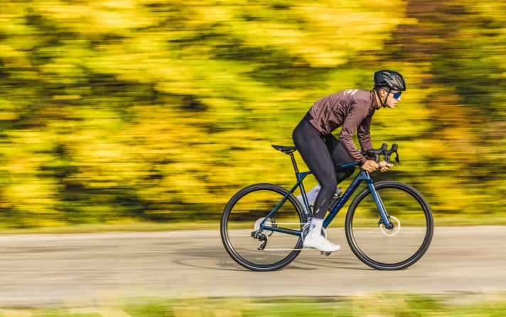   Asphalte ou chemin de terre ? Les vélos marathon actuels permettent de faire les deux, et beaucoup laissent de la place pour des pneus jusqu'à 38 millimètres de large. 