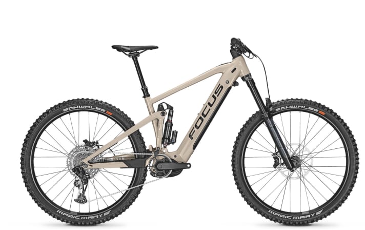   Den Einstieg bildet das <a href="https://luna.r.lafamo.com/ts/i5533923/tsc?amc=con.blbn.497955.507800.14129791&smc=BIKE&rmd=3&trg=https%3A%2F%2Fwww.fahrrad-xxl.de%2Ffocus-sam2-6-8-p00057860m001" target="_blank" rel="noopener noreferrer nofollow">Focus Sam² 6.8 für 5499 Euro</a> *. Dafür gibt´s ein Rockshox Luftfahrwerk mit ZEB-Gabel, eine Sram GX Eagle-Schaltung und Code-Bremsen mit 220er-Scheiben an Vorder- und Hinterrad.