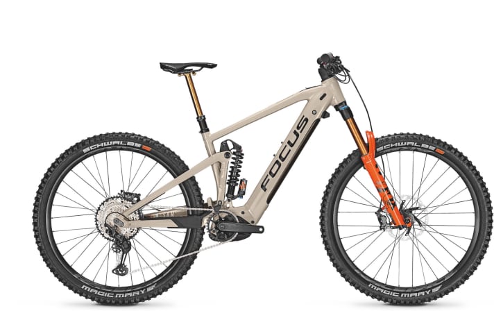   Das Focus <a href="https://luna.r.lafamo.com/ts/i5034112/tsc?amc=con.blbn.497955.507800.14447882&smc=BIKE&rmd=3&trg=https%3A%2F%2Fwww.fitstore24.com%2Fde%2Ffocus-sam2-6-9-2021-rh-l" target="_blank" rel="noopener noreferrer nofollow">Sam² 6.9 kostet 6499 Euro</a> * und kommt mit Fox Factory-Fahrwerk und kompletter XT-Ausstattung.