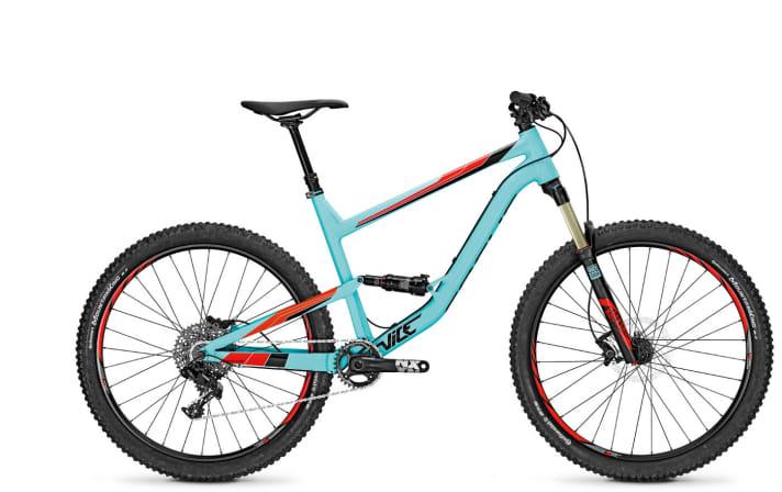   Das Focus Vice SL flitzt in schickem blau durch die Wälder.