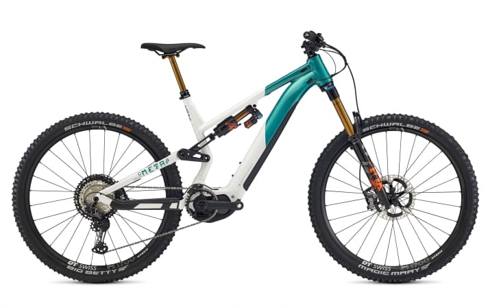   From 2021, the Commencal Meta Power will be powered by the EP8 and the 630 Shimano battery. The E-Enduro is still available in 27.5" or 29" with 180/165 (27.5") or 170/160 (29") millimetres of travel. The geometry has also been adjusted slightly and is now on the extreme, downhill-heavy side. From 5499 euros.
