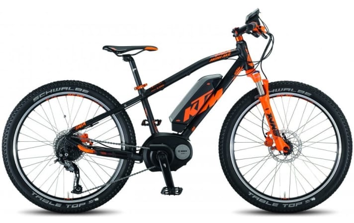 KTM Macina Mini Me 24  Auch KTM setzt bei seinem Kinder-E-Bike auf den Bosch Active Line-Antrieb mit 250 Watt Leistung und 400 Wh-Akku. Allerdings ist die Schiebehilfe deaktiviert und die Maximalgeschwindigkeit auf 20 km/h begrenzt. Das orange Bike bringt 19,5 Kilo auf die Waage und kostet 2199 Euro.