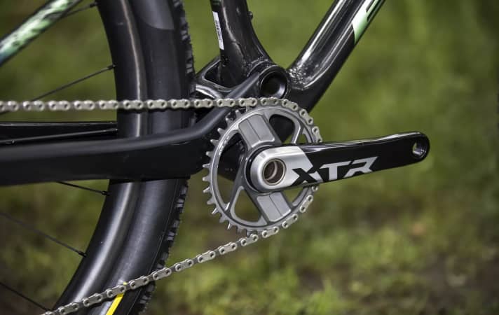Die Integration der elektronischen Shimano XTR-Gruppe bringe nicht nur funktionale Vorteile mit sich, sondern verbessere auch die Ästhetik der Bikes erheblich.