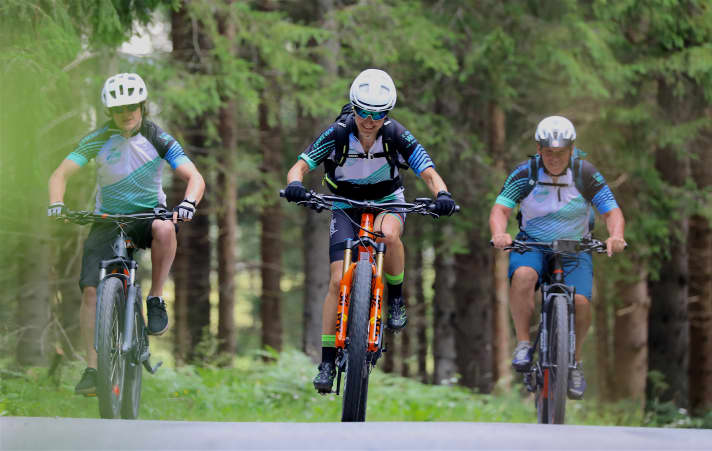   Die 24 Kilometer lange Strecke führt vornehmlich über Asphalt und Schotter. Eine Bachdurchquerung ist ein besonderes Highlight. 