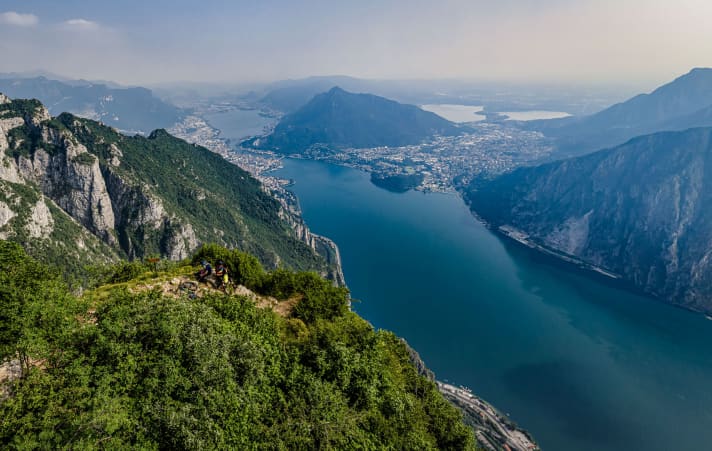 Typisch für den Comersee: grob gepflasterte Saumpfade, enge Kehren und eine Dichte von Promi-Villen. Letztere aber vor allem an den Südufern des Sees.