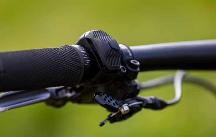 Top: Die schlanke Remote heißt Trio für den Mahle M40 arbeitet kabellos.