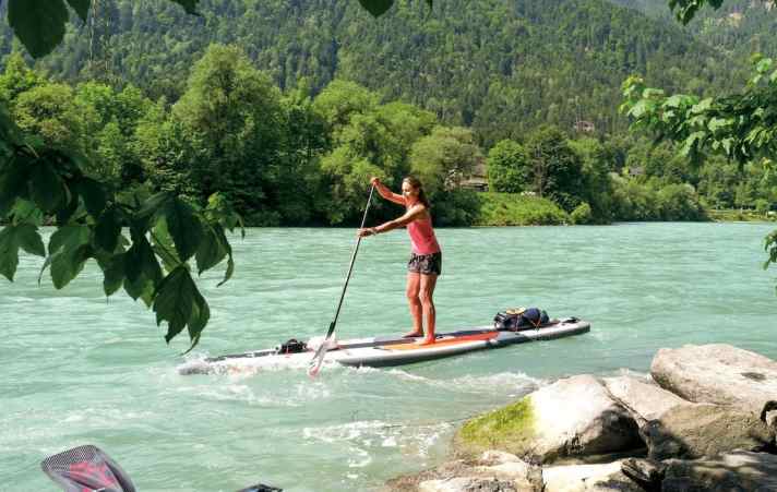 On the fast-flowing Drau, experienced stand-up paddlers paddle as if in turbo mode.