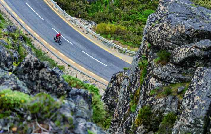 Le pilote des rochers : route après Folgosinho avec les rochers de granit si typiques de la Serra da Estrela.