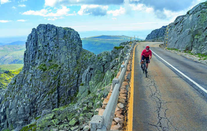 Au royaume des rochers : des repères en pierre sur le chemin de la Torre dans la Serra da Estrela.