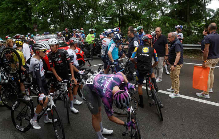 Le peloton s'arrête après la neutralisation.