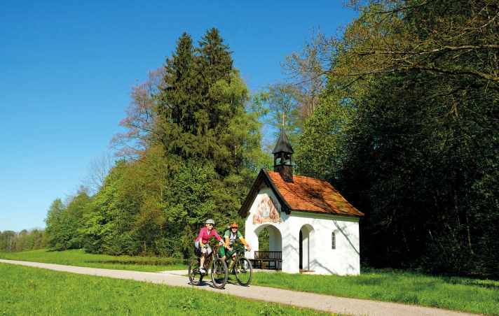 Kärnten wirkt manchmal wie ein Märchenwald, in dem die Wichtel alles in perfekter Ordnung halten. Auch die vielen Genussradwege entlang der Kärntner Seen.