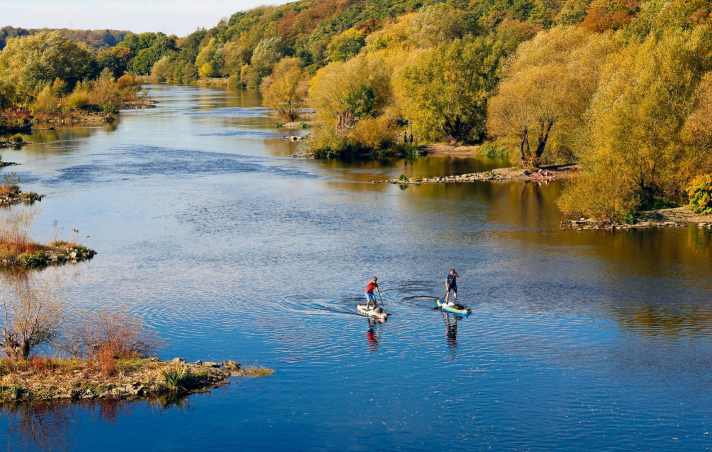 Die Ruhr strömt gemächlich und bietet dem Paddler auch unerwartete Impressionen vom „Ruhrpott“.