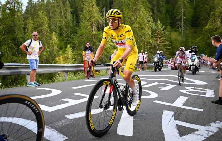 Le leader du Tour de France porte le maillot jaune