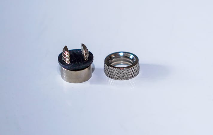 The spoke magnet is simply screwed on by hand and is designed to fit all types of spokes, whether classic round or aerodynamic flat.