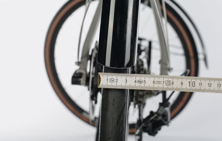 Auf beiden Seiten einen halben Zentimeter breiter als der Reifen sollten die Schutzbleche am Rennrad sein.