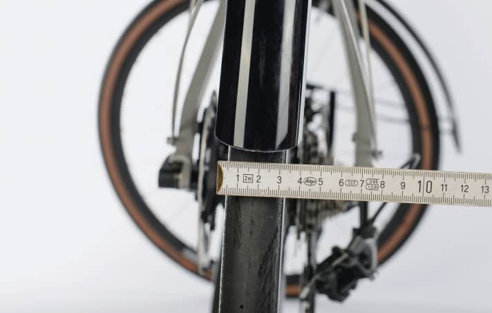 The mudguard should be a few millimetres wider than the tyre